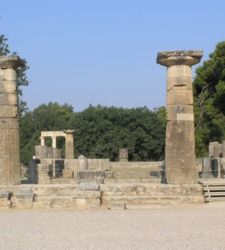 Allumage de la flamme olympique devant le temple d'Héra : elle voyagera jusqu'à Milan Cortina 2026