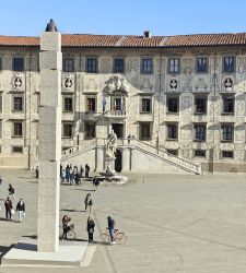 Pise, une tour de treize mètres s'élève sur la Piazza dei Cavalieri : il s'agit d'OPERAE de Gianni Lucchesi.