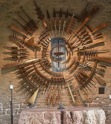 Il miracolo di Arnaldo Pomodoro a Pietrarubbia, quando l'arte cambia i luoghi
