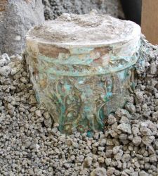 Pompeji, eine glasierte Vase mit ägyptischen Jagdszenen, gefunden im Thermopolium