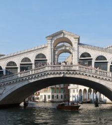Der Grinch der Pakete kommt nach Venedig: Absturz auf der Rialto-Br&uuml;cke