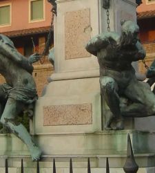 Livorno, die Quattro Mori werden... befreit: eine Kunstinstallation verwandelt sie in Badende