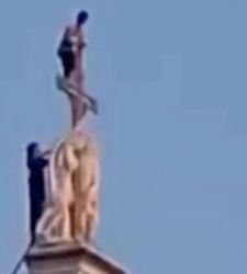 Due ragazzi scalano la Basilica di Santa Croce a Firenze per un selfie: video sui social