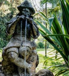 Restauration en cours de la fontaine du berger dans le jardin anglais du palais royal de Caserte