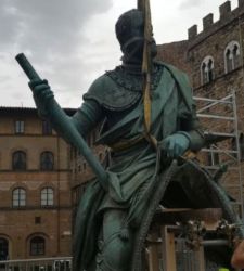 Florenz, wie der Art Bonus die Restaurierung der Skulpturengruppen auf der Piazza della Signoria unterstützte