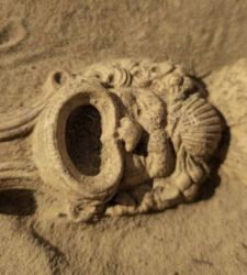 Scoperta nei Paesi Bassi una lucerna romana decorata con una maschera, un unicum nel paese