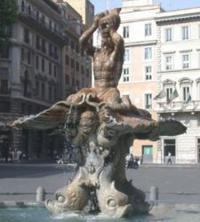 Rome, man plunges into Bernini's Triton Fountain in search of refreshment