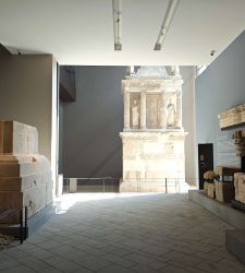 Sarsina, die Halle des Rufus wird wiedereröffnet: das Mausoleum ist nachts von außen sichtbar