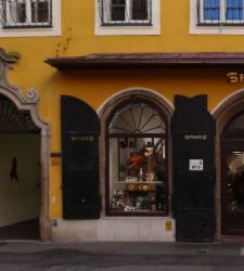 È giusto che al pianterreno della Casa Natale di Mozart ci sia un supermercato?