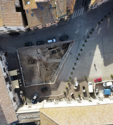 Viterbo, mittelalterliche Gräber und alte Mauern, die bei den Arbeiten zur Neupflasterung des Platzes entdeckt wurden