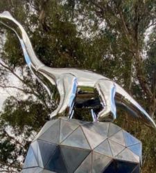 Boom Boom, il dinosauro da 100.000 dollari divide la Nuova Zelanda: arte o spreco?