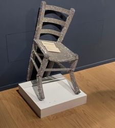 Chi è Nicola Bolla, l'artista della sedia in Swarovski spaccata dai turisti a caccia di selfie