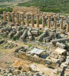 Selinunte, große Entdeckung: ein großes Votivdepot im Tempel R wird ausgegraben