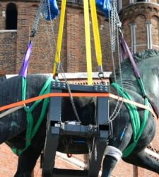 Padova, è iniziato lo smontaggio del monumento al Gattamelata. Prima la discesa del condottiero, poi del cavallo  Padova, è iniziato lo smontaggio del monumento al Gattamelata. Prima la discesa del condottiero, poi del cavallo