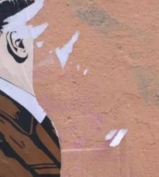 Strappato il murale di Laika con Hitler e Netanyahu: “Hanno ricevuto il messaggio”