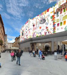 Perugia, svelato il telo d'artista di Mimmo Paladino che coprirà durante il cantiere Palazzo Baldeschi al Corso 