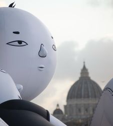 Roma, sul Tevere la prima opera gonfiabile dello street artist Millo: due figure giganti strette in un abbraccio