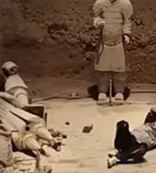 Cina, turista si lancia sui guerrieri dell’Esercito di terracotta di Xi'an e ne danneggia due