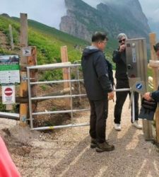&ldquo;Invasi da tamarri e influencer&rdquo;, e per protesta spunta il tornello sul sentiero delle Dolomiti