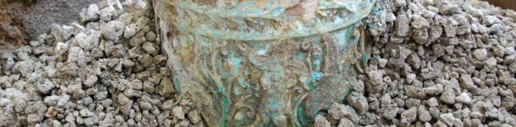 Pompei, nel Thermopolium ritrovato un vaso invetriato con scene di caccia in stile egiziano