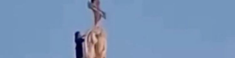 Due ragazzi scalano la Basilica di Santa Croce a Firenze per un selfie: video sui social