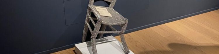 Chi è Nicola Bolla, l'artista della sedia in Swarovski spaccata dai turisti a caccia di selfie