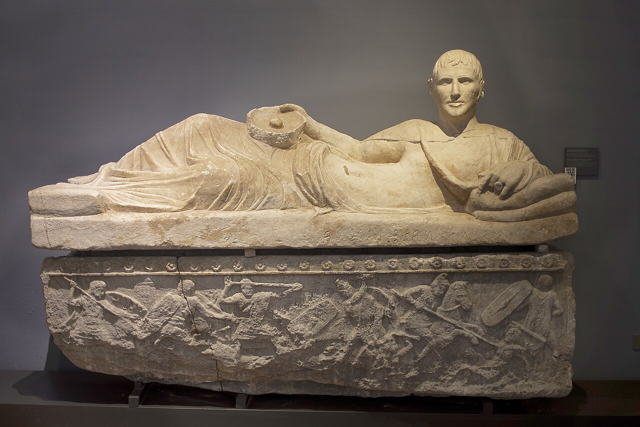 Sarcophage étrusque, sur le couvercle une figure masculine (tête en plâtre du XIXe siècle), sur la poitrine une scène de galatomachie (IIIe siècle av. J.-C. ; albâtre ; Chiusi, Museo Archeologico Nazionale). Photo : Fabrizio Garrisi