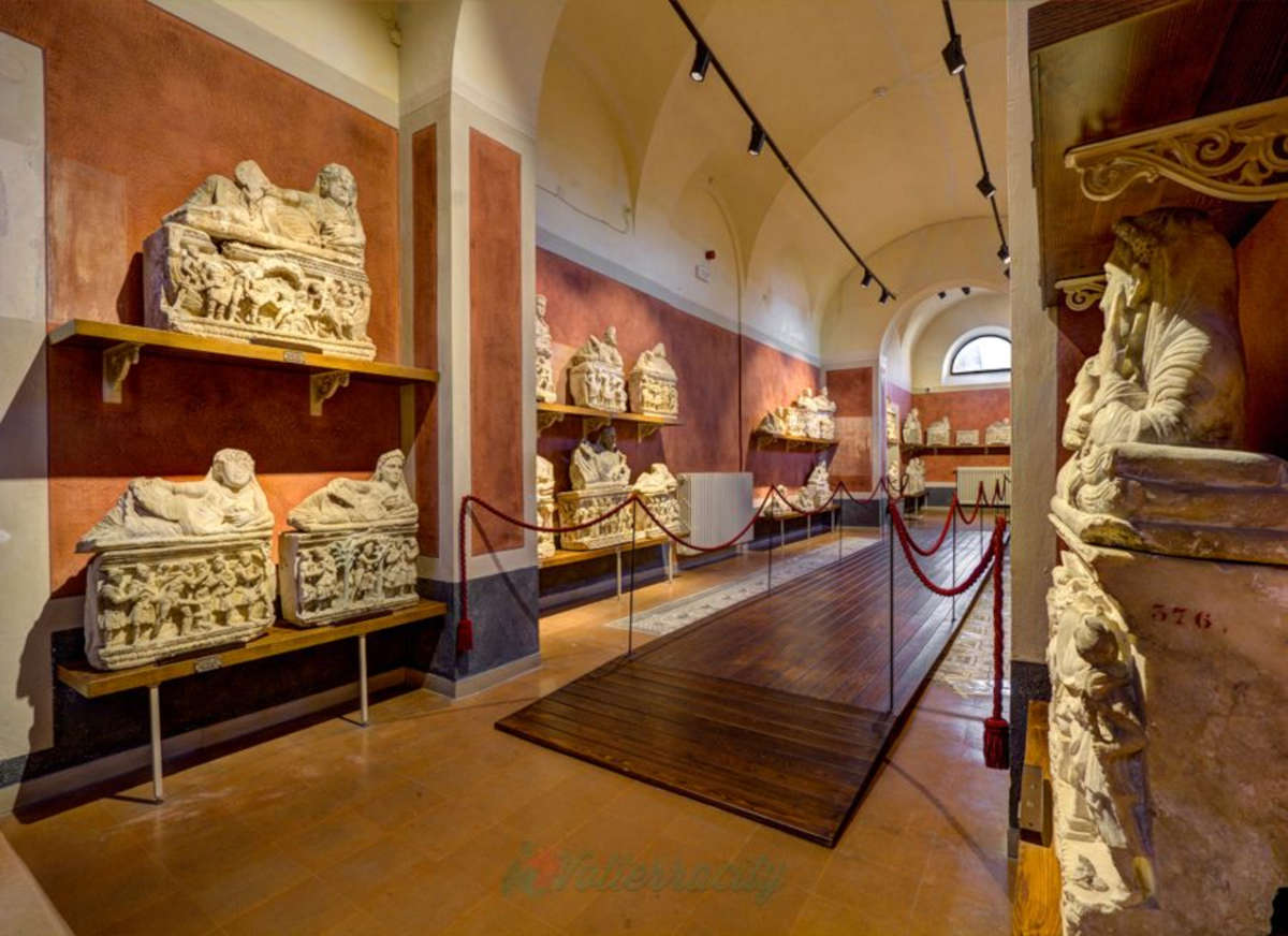 Urnes au musée Guarnacci de Volterra. Photo : Ministère de la Culture