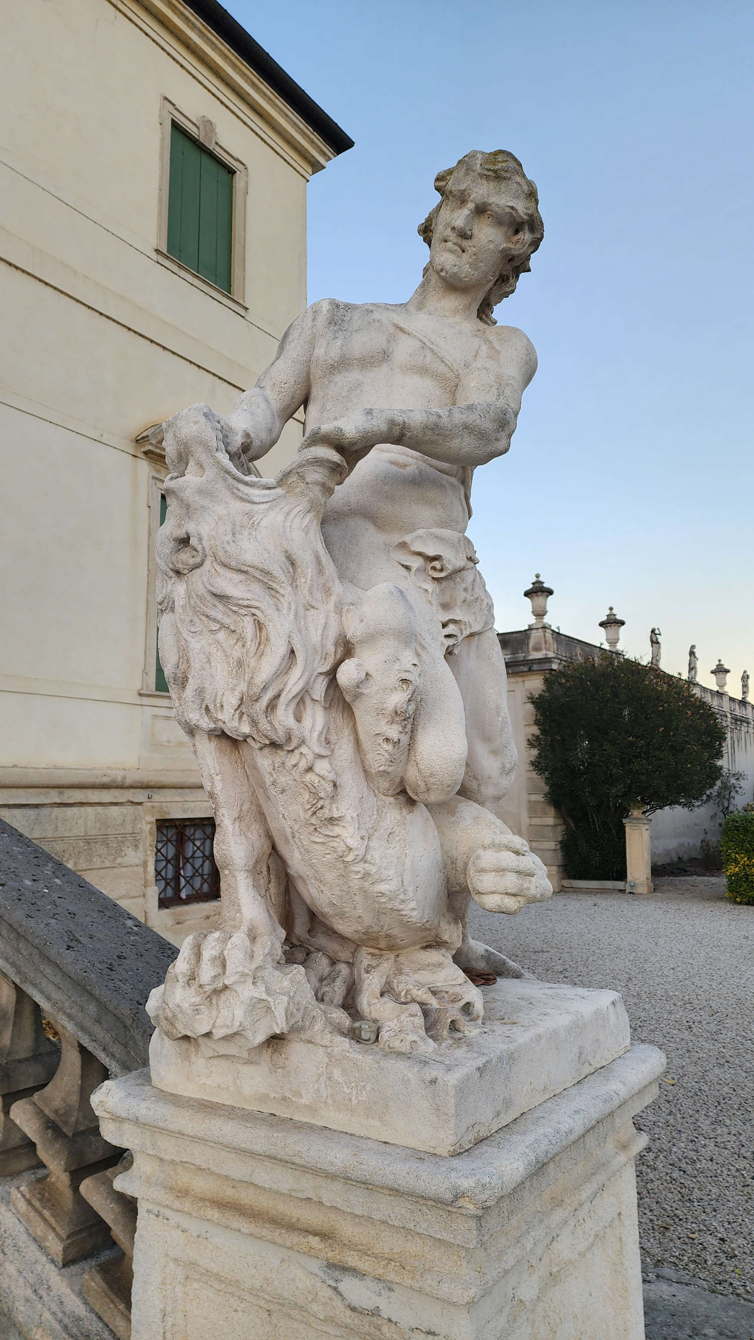 Fatica di Ercole (Bonazza workshop) at the entrance to the villa. Photo: Federico Giannini