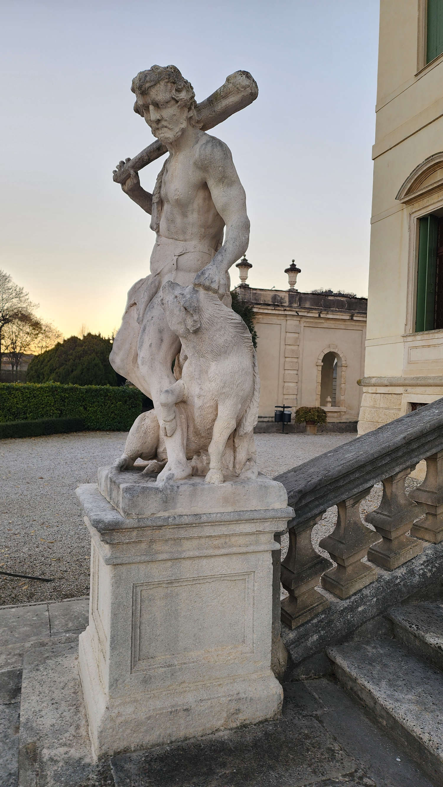 Fatica di Ercole (Bonazza workshop) at the entrance to the villa. Photo: Federico Giannini