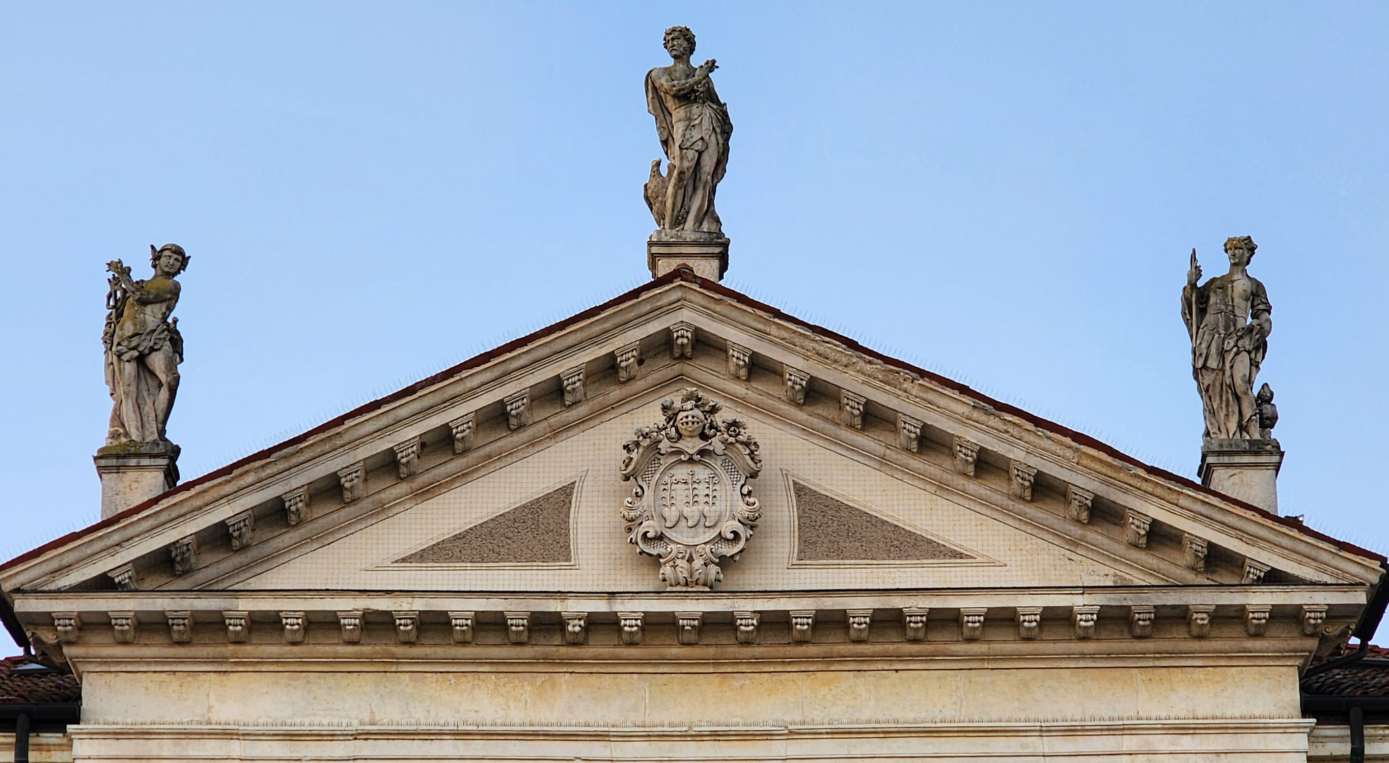 The tympanum: in the center the Cordellina coat of arms, on the top the statues of Mercury, Jupiter and Minerva. Photo: Federico Giannini