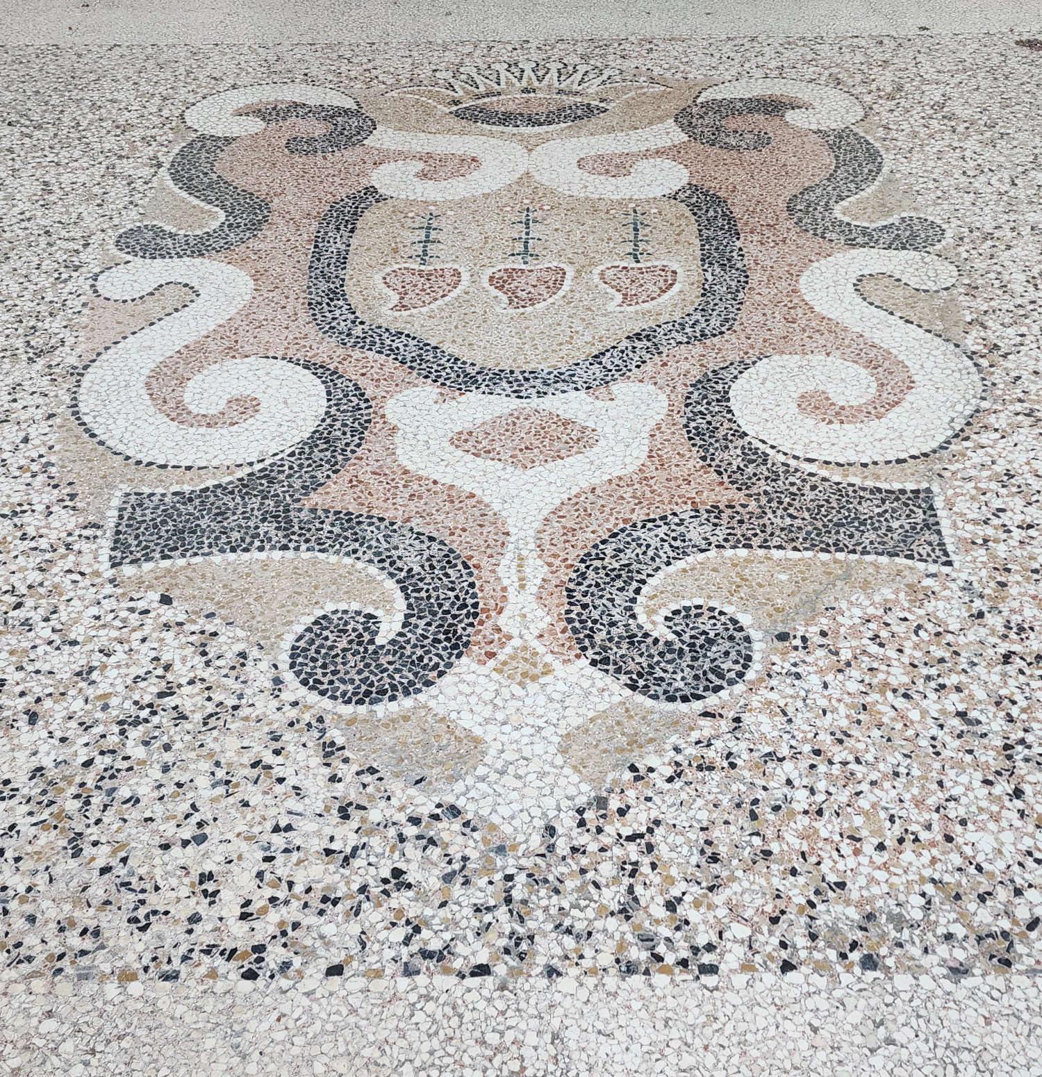 The Cordellina coat of arms on the floor at the entrance. Photo: Federico Giannini