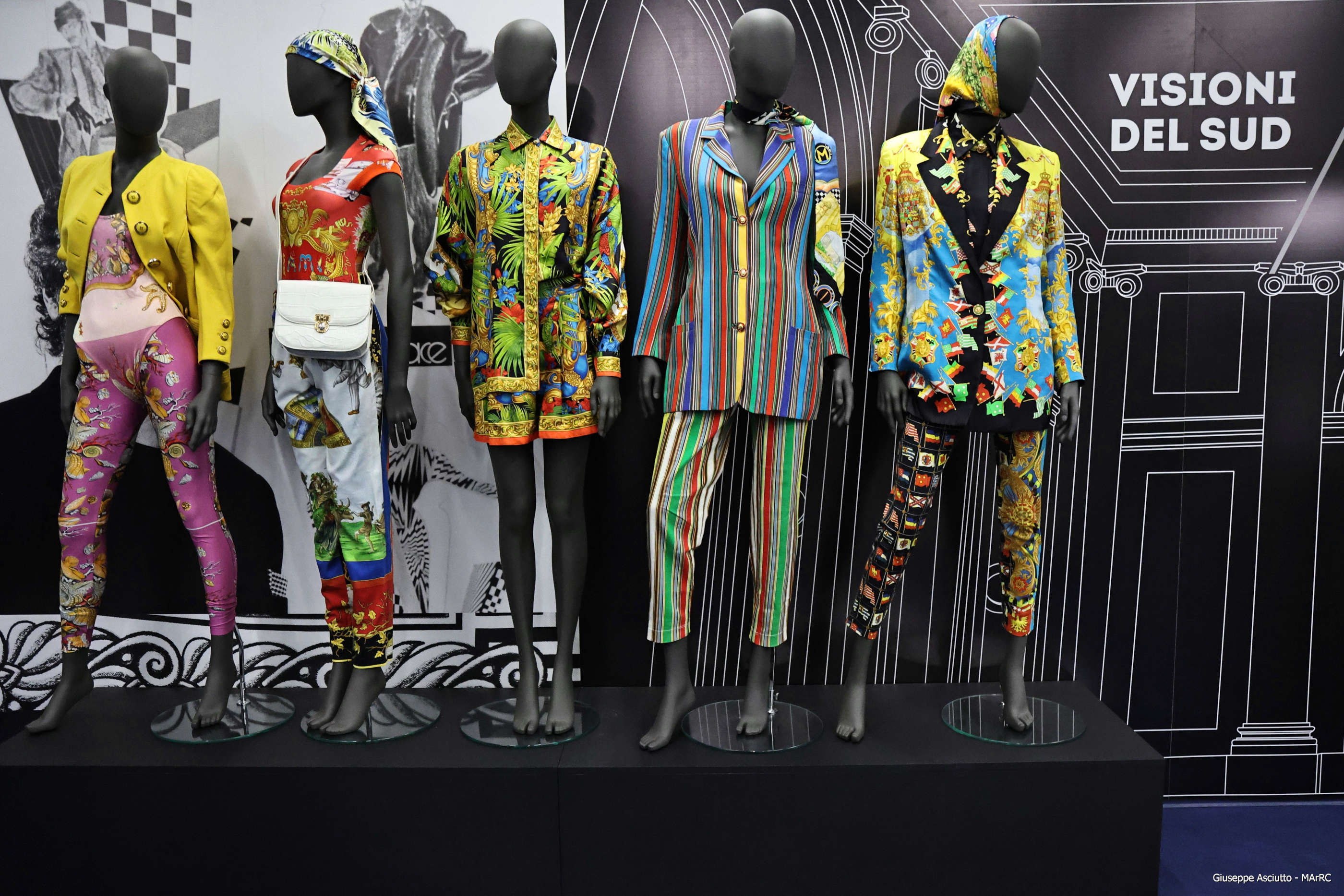 Versace torna a casa: mito classico e glamour pop. Com'è la mostra di Reggio Calabria