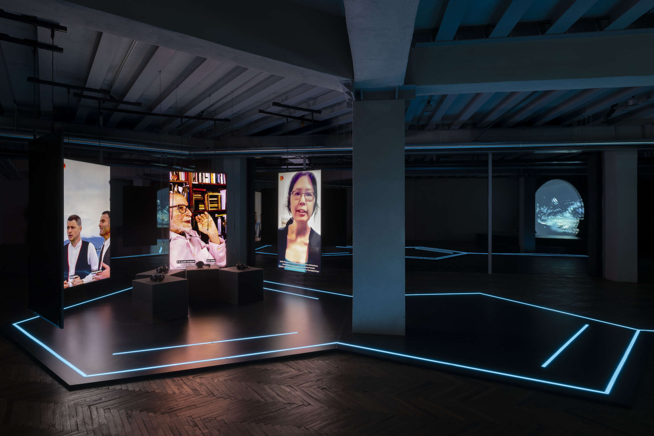 Quando l'arte hackera l'IA e la realtà: com'è The Island di Hito Steyerl alla Fondazione Prada
