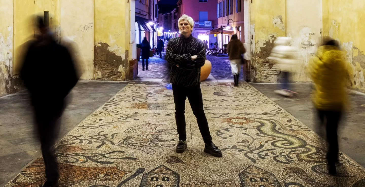 Nicola Montalbini parla del suo mosaico al centro di un caso: “Spostandosi fonderà un luogo nuovo”
