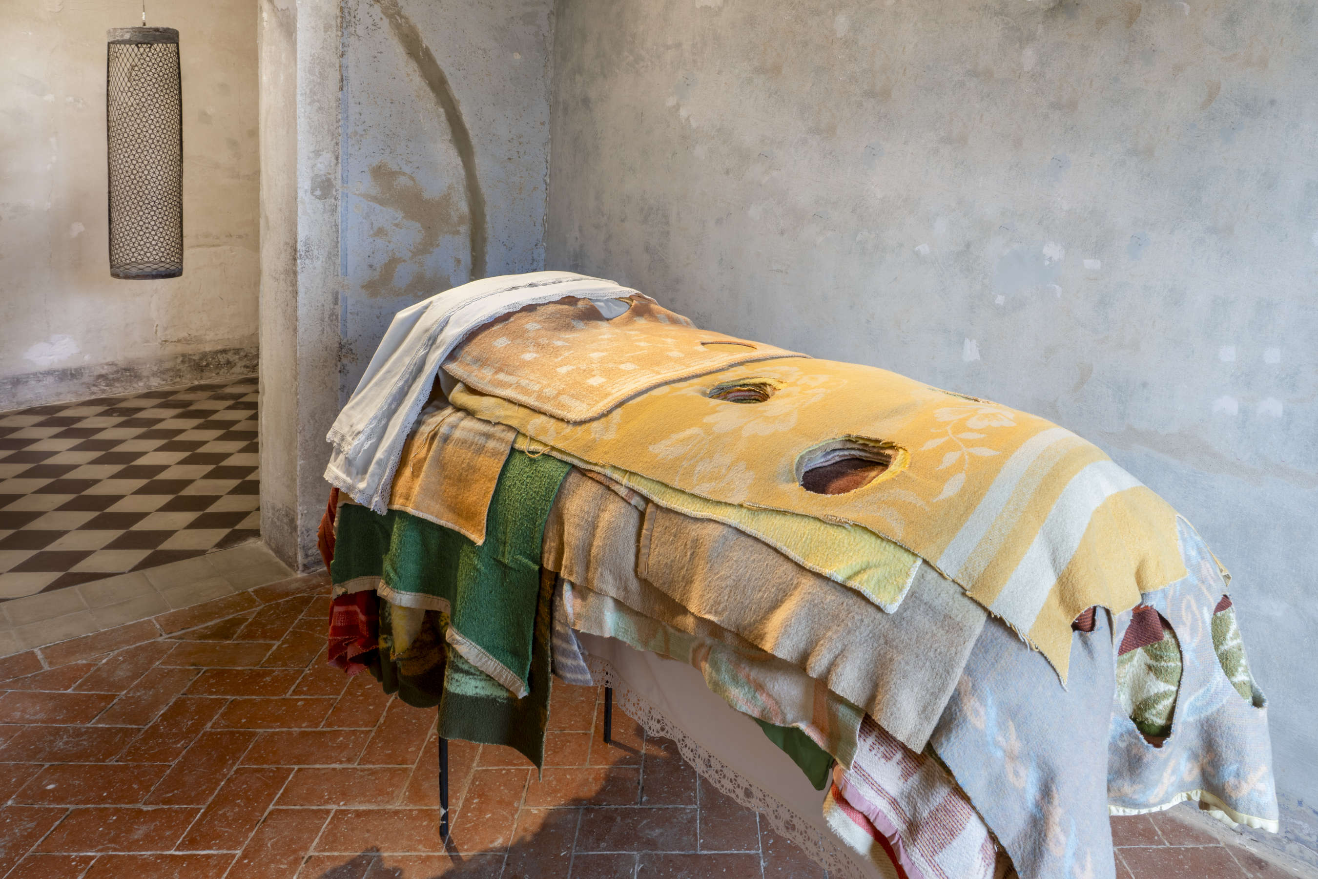 Berlinde De Bruyckere, plasmare il dolore oltre la pelle. Com'è la mostra di Galleria Continua