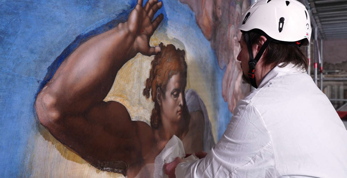 Sui ponteggi del Giudizio Universale di Michelangelo: come rinascono i colori del capolavoro