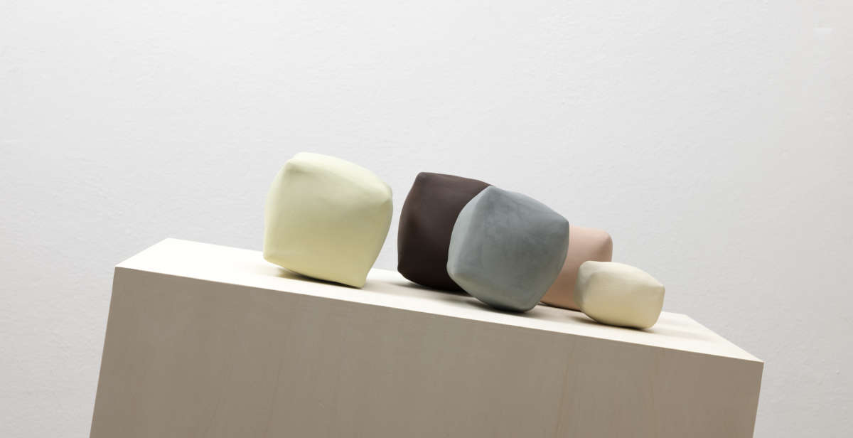 Manuela Cirino, la scultura che vuole sfidare la materia e il tempo