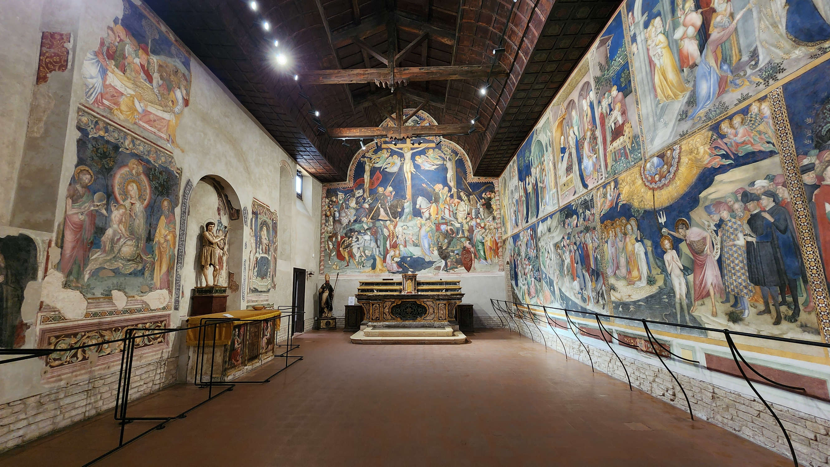 Los frescos de Lorenzo y Jacopo Salimbeni en el Oratorio de San Juan Bautista de Urbino. Foto: Federico Giannini