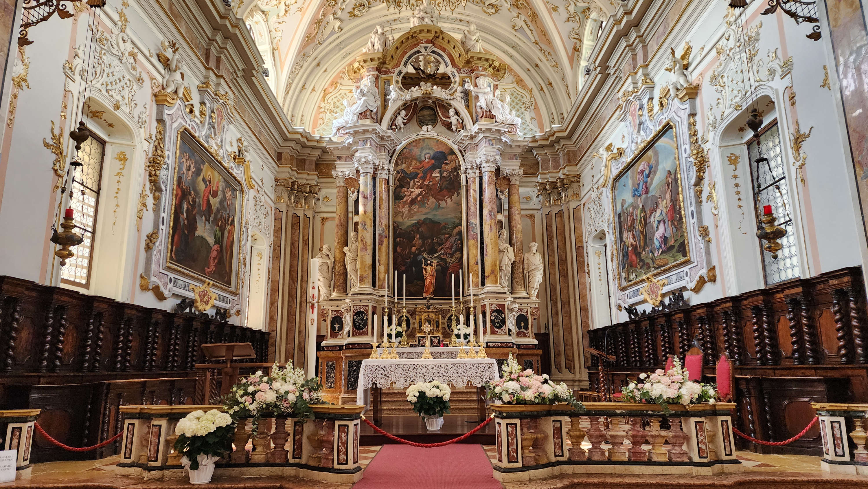 The high altar by Cristoforo and Sebastiano Benedetti with the altarpiece of the Assumption by Nicol&ograve; Dorigati