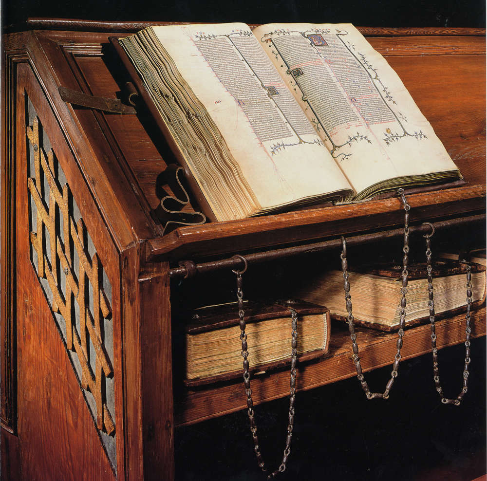 Bibliothèque Malatesta, Codex sur le pluteus. Photo : Archives IAT Cesena, CC BY-NC-SA 3.0