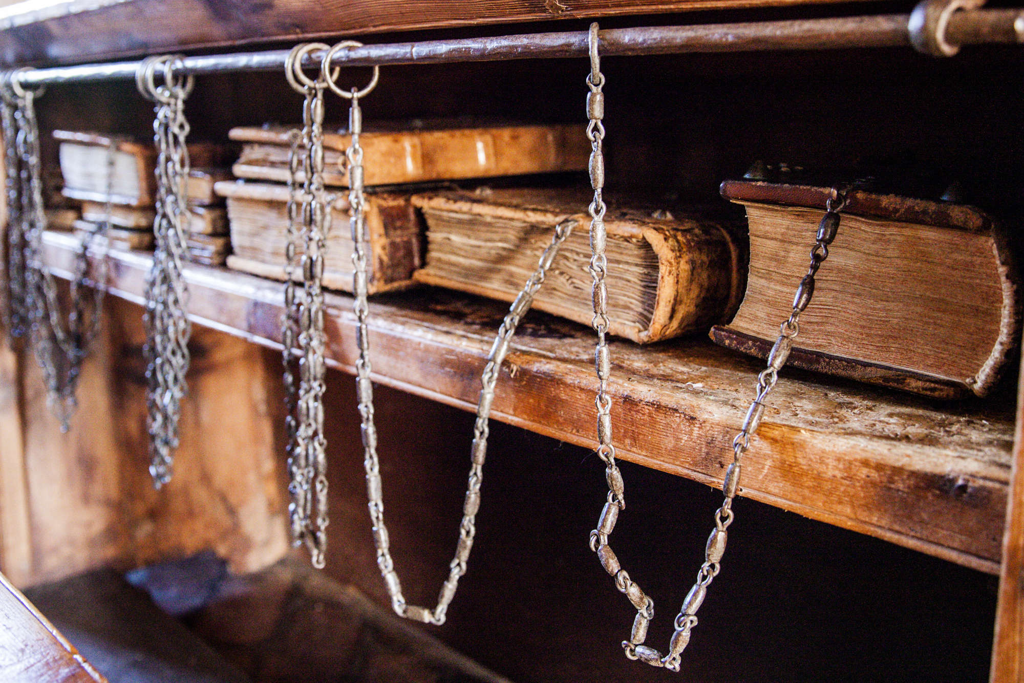 Codes fixés aux plutei au moyen de chaînes. Photo : Matteo Bosi