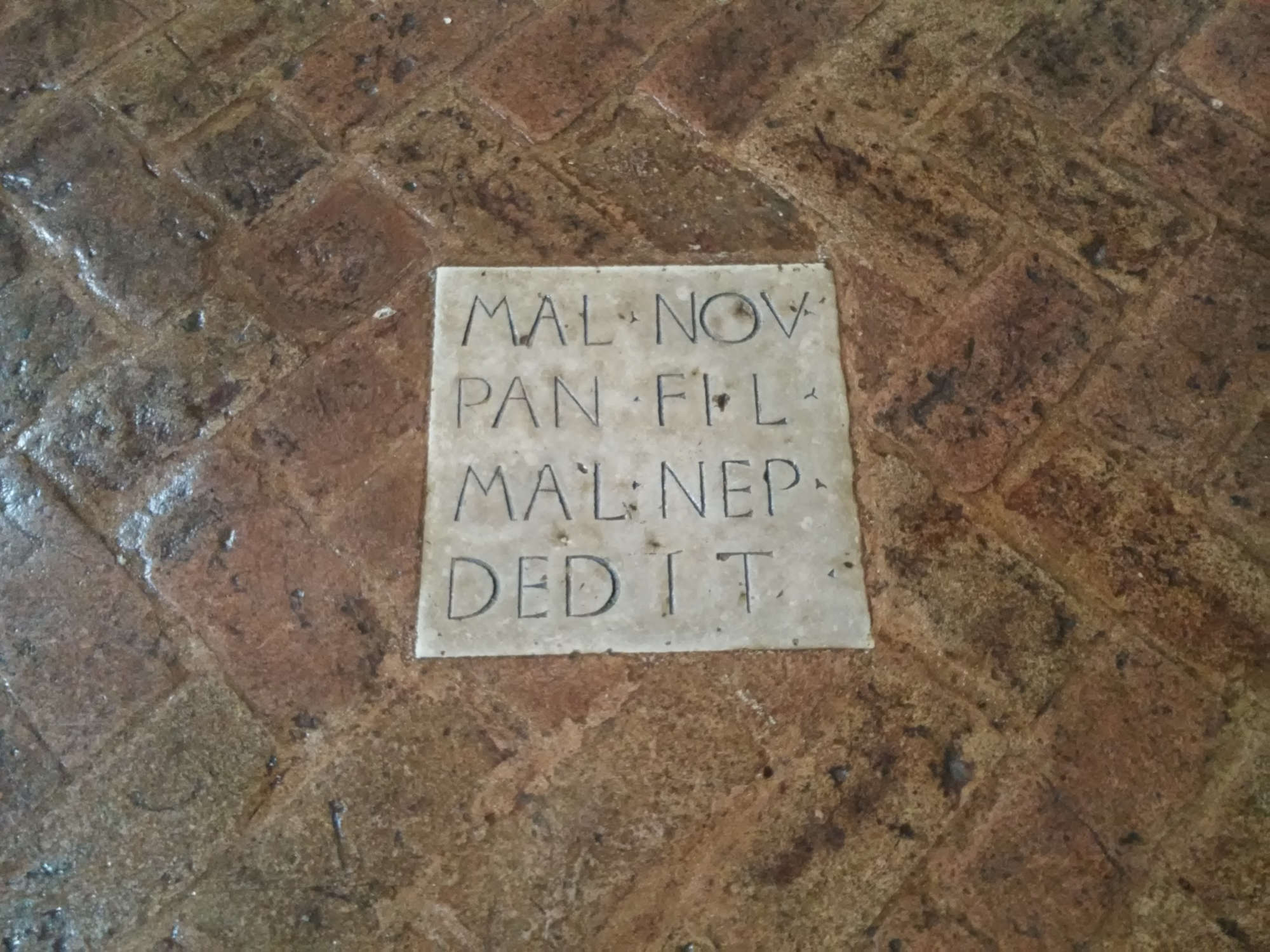 Inscription commémorant le don de Malatesta Novello. Photo : Finestre sull'Arte