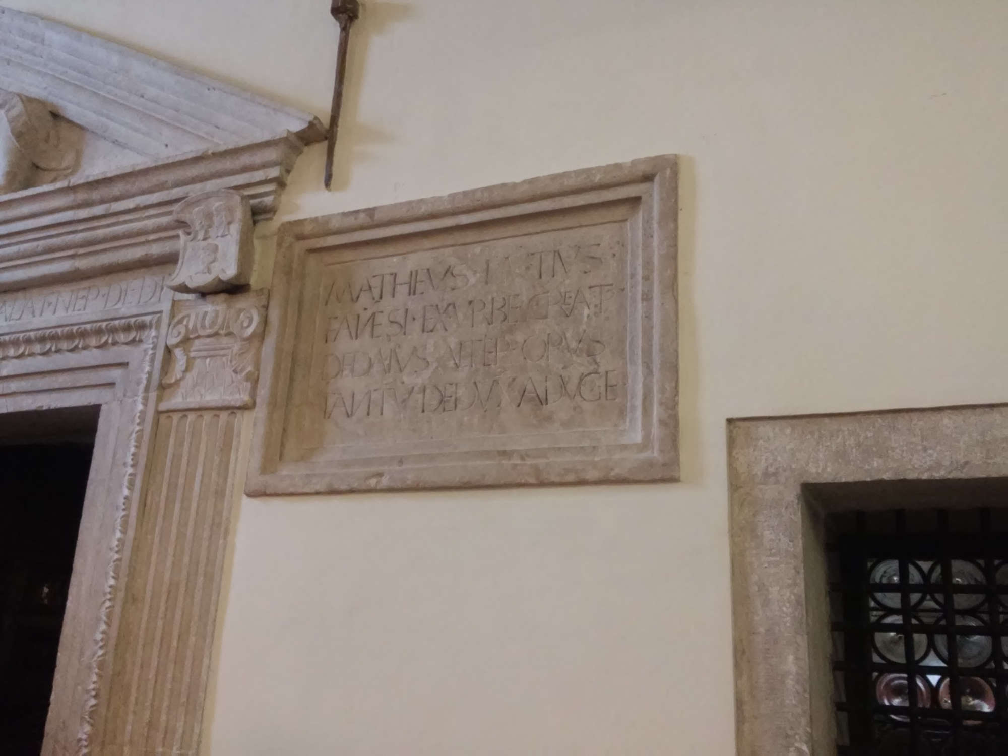 Inscription indiquant le nom de l'architecte Matteo Nuti. Photo : Finestre sull'Arte