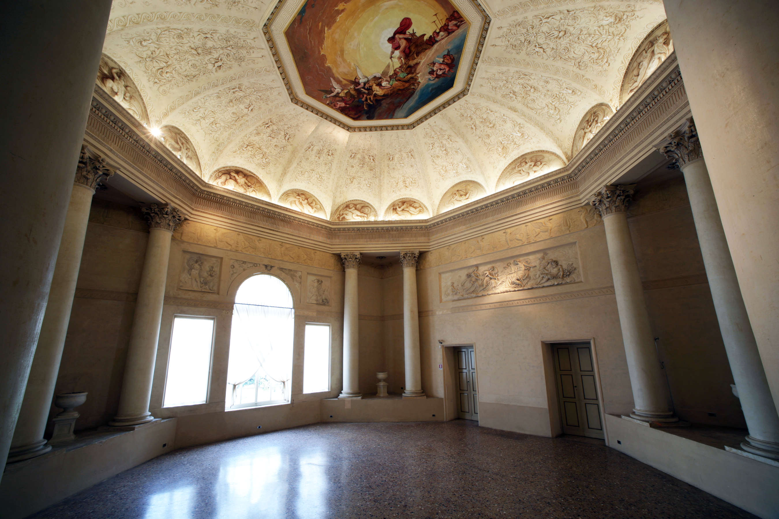 Salon Apollo