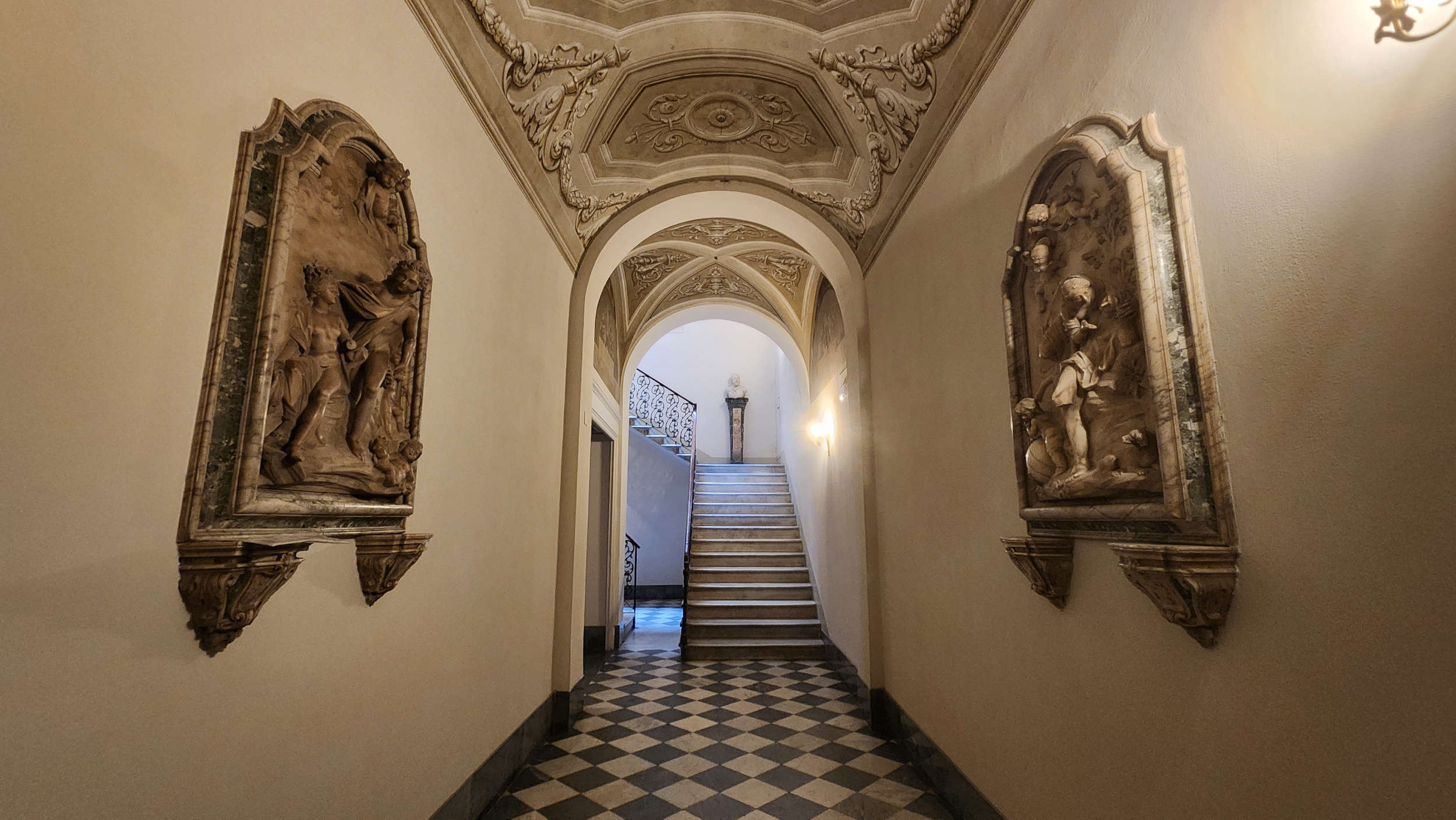 Die Eingangshalle des Palazzo Staffetti Del Medico Sarteschi
