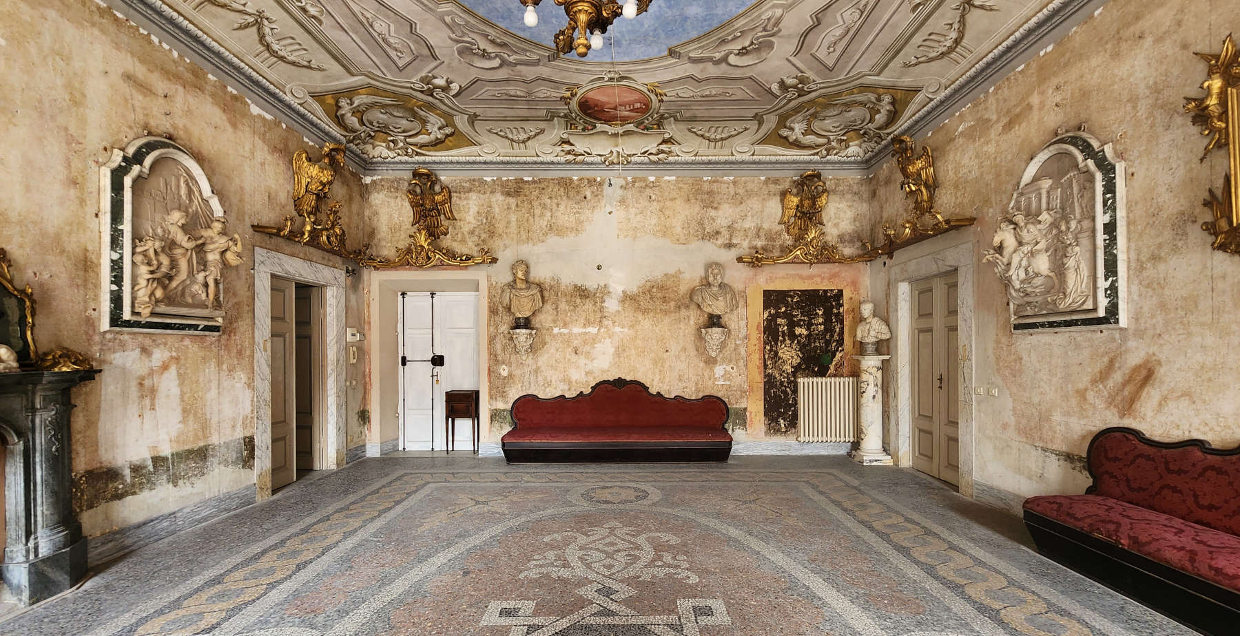 Dentro le sale di Palazzo Sarteschi Del Medico Staffetti, il cuore nascosto di Carrara