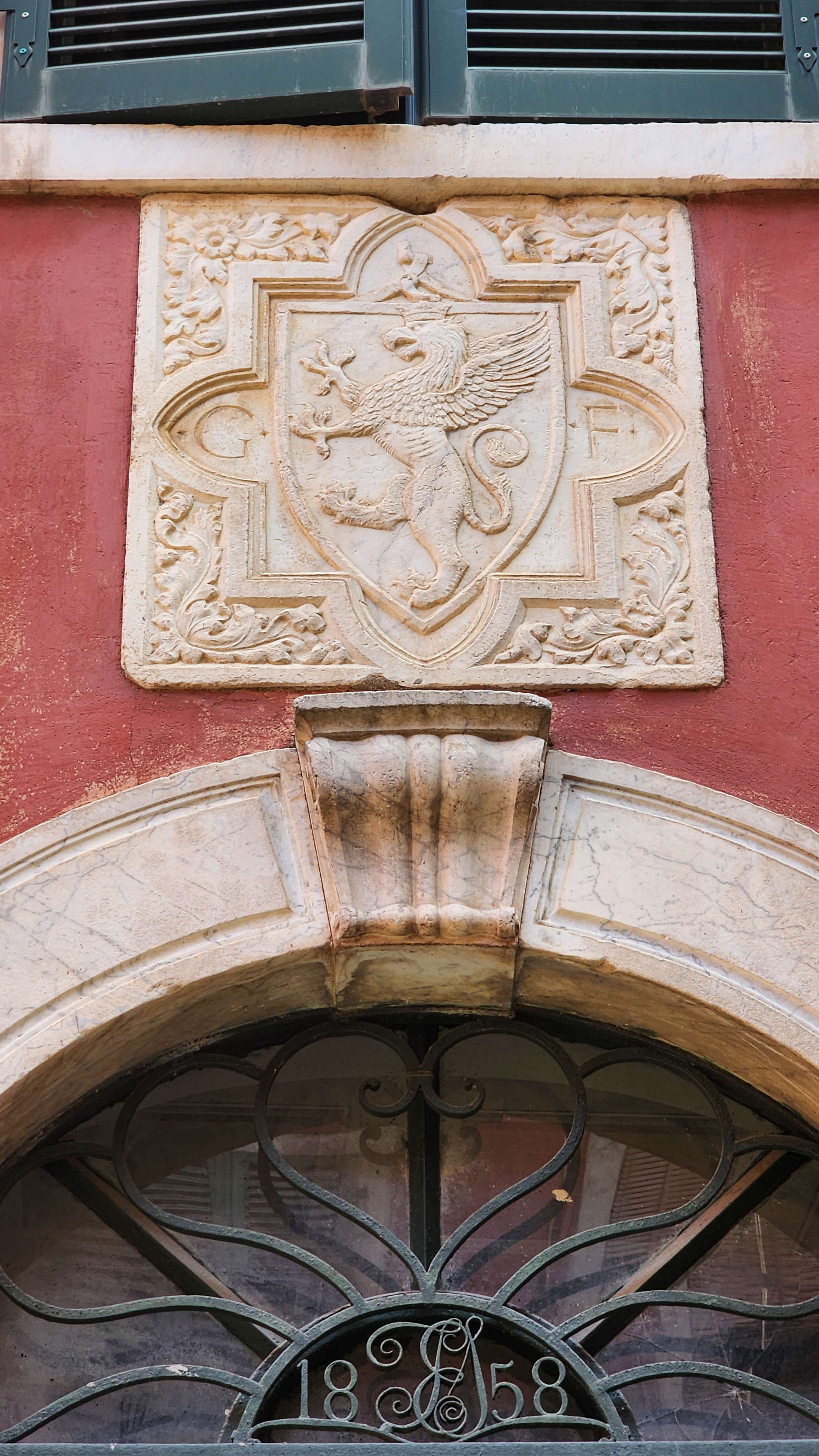 Der Greif im Innenhof des Gebäudes