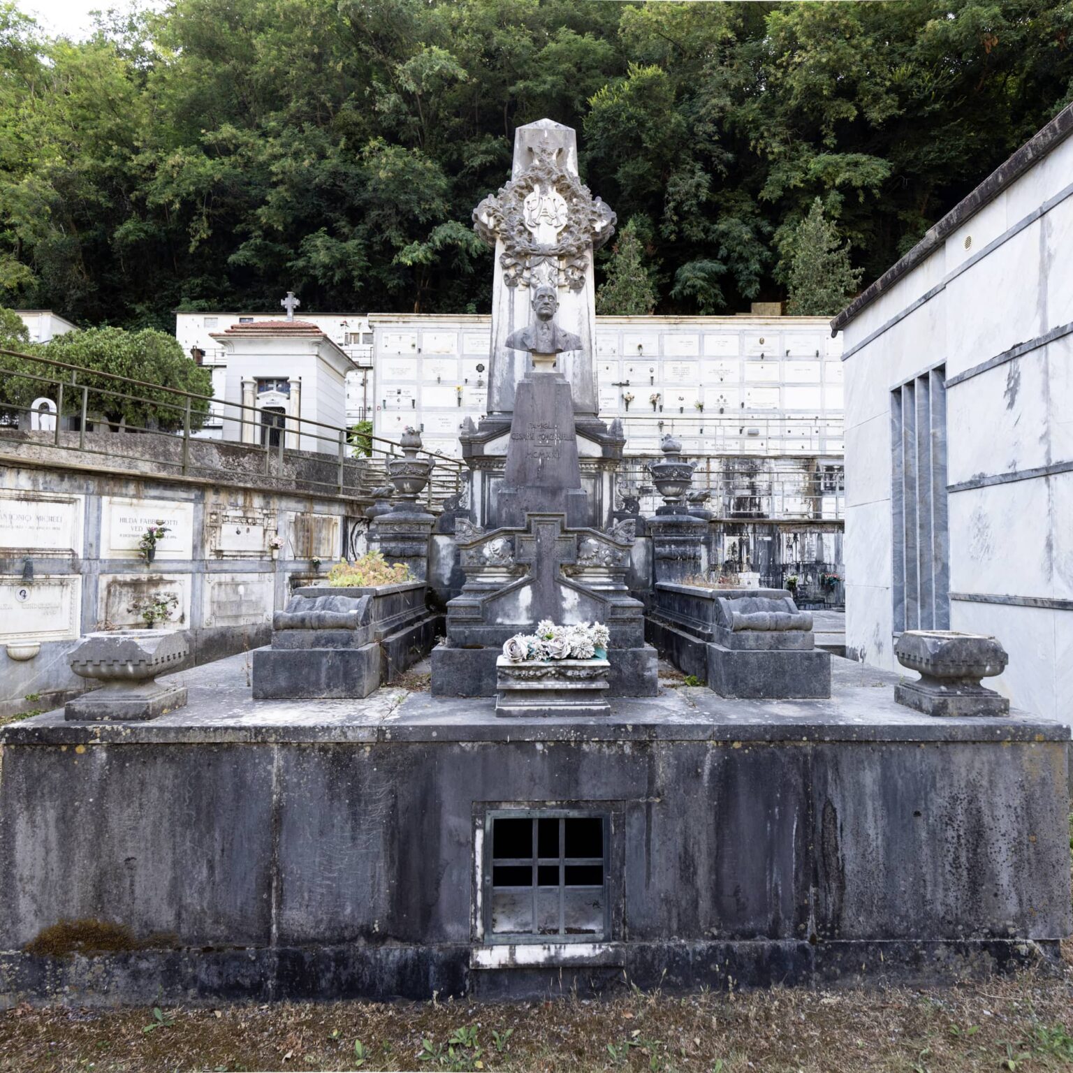 Monumento funerario de la familia Ponzanelli