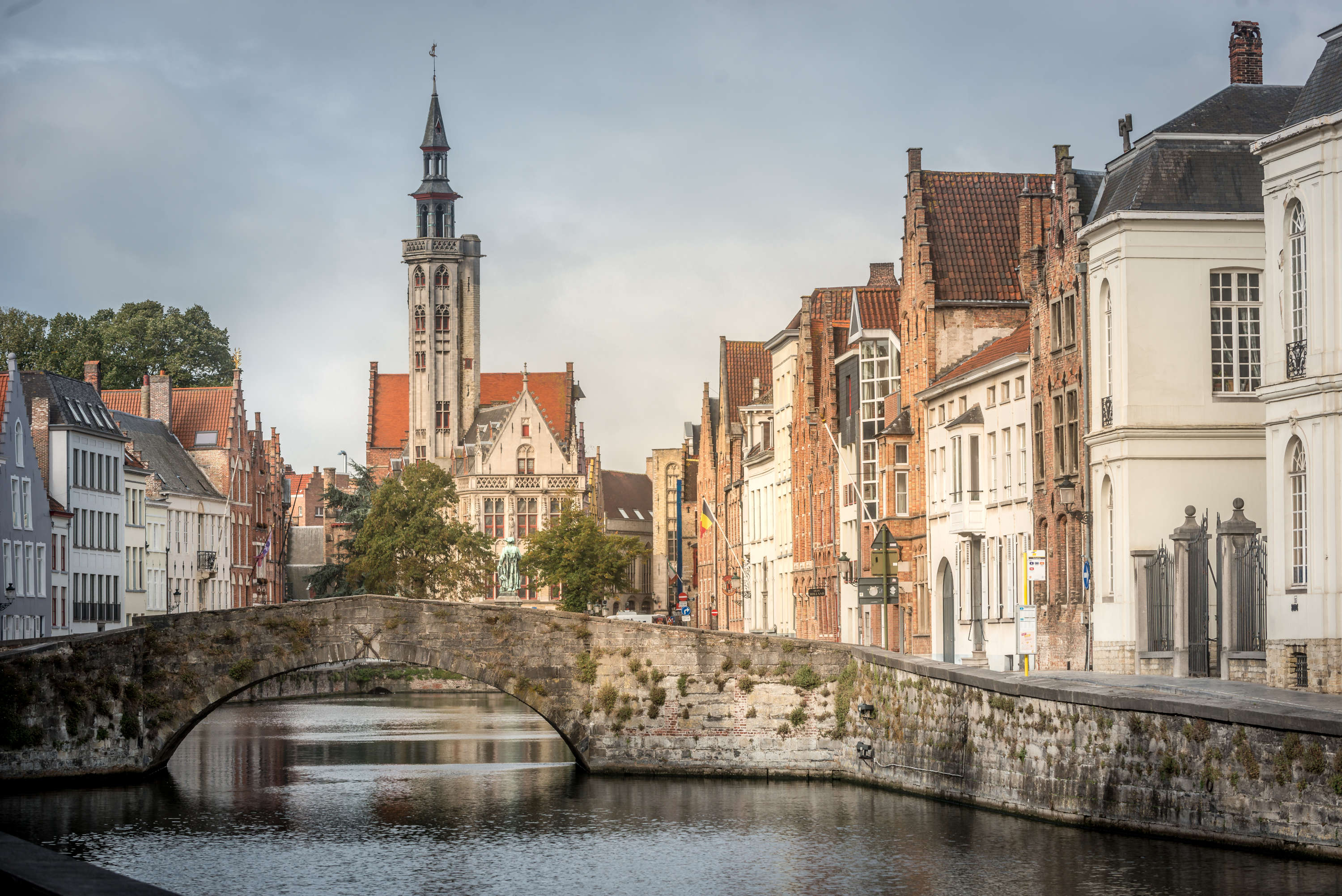 Bruges, Koningsbrug, and Poortersloge. Photo: Visit Bruges / Jan Darthet